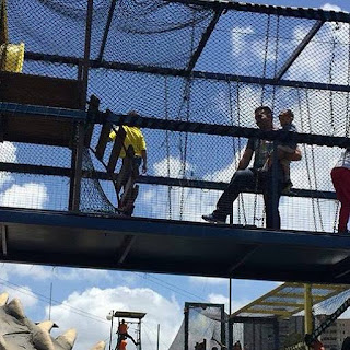 Papa e hijos cruzando un puente