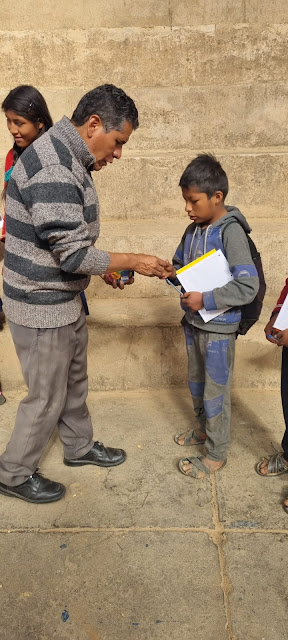 Heute Morgen haben die Kinder Schulmaterialien in der Bildungseinheit von Lacayani und Laliwata Bolivien erhalten.
