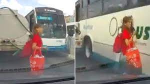 Afortunada mujer se salva de ser atropellada por un autobús por milímetros en Guanajuato