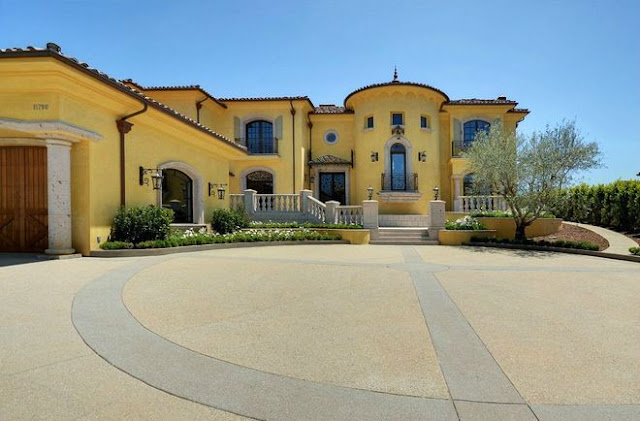 Picture of the new house as seen from the driveway