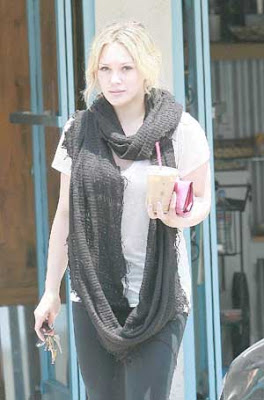 Hilary Duff  Making Deposits Pics