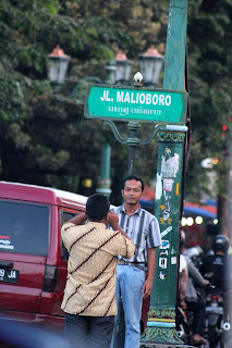 Bergaya di depan papan nama Jalan Malioboro