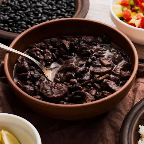 Plato de Feijoada brasilena y frijoles negros