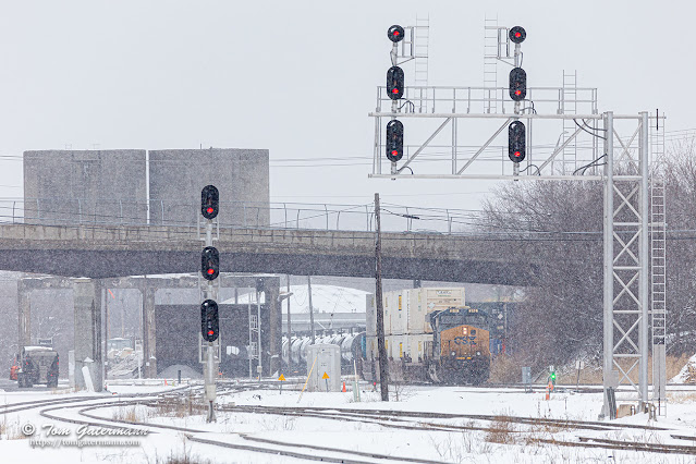 With snow falling, CSXT 846 leads I162 by CP 285 and into DeWitt Yard.