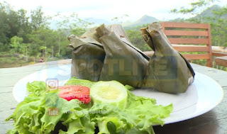 Proses memasak nasi gegog membutuhkan waktu yang lama dan hanya menggunakan bumbu-bumbu tradisional