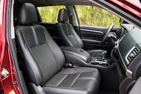 Interior view of 2017 Toyota Highlander SE