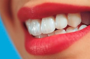 how to whiten teeth naturally at home 