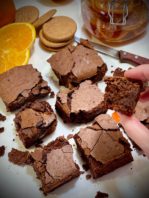 Brownie sin harina, de galletas molidas y naranja confitada