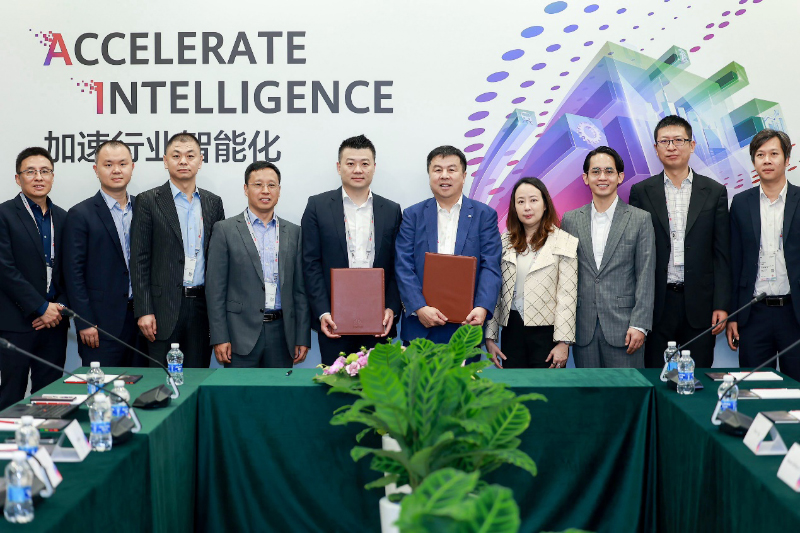 HUAWEI, Converge sign deal to promote industry intelligence in PH!