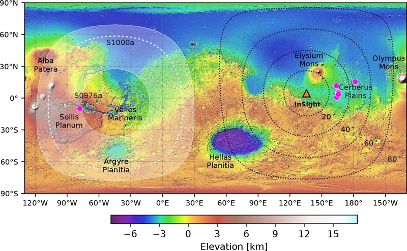 Mapa del relieve de la superficie de Marte que muestra la ubicación de InSight (triángulo naranja), otros marsquakes localizados (puntos morados) que se agrupan alrededor de 30° de distancia, cerca de Cerberus Fossae, y S0976a, situado dentro de Valles Marineris justo al norte de Sollis Planum. Se predice que la ubicación de S1000a está en algún lugar dentro de la región sombreada entre 107° y 147° de InSight. | Horelston et al. (2022) TSR