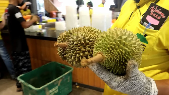 Durian Malaysia segar yang dijual di supermarket