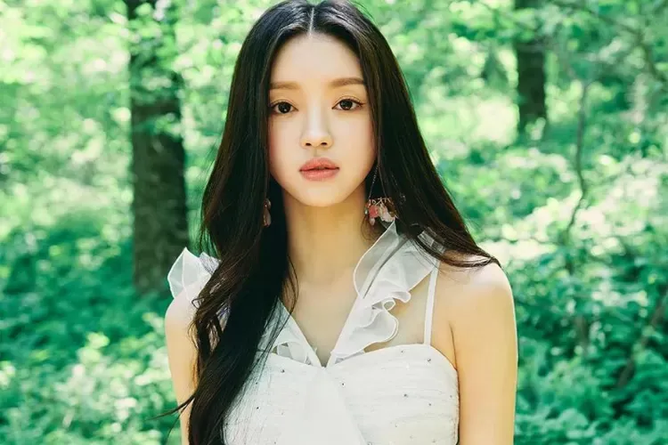 YooA returns with her single album Borderline and title song Rooftop