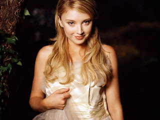 Actress Elisabeth Harnois 