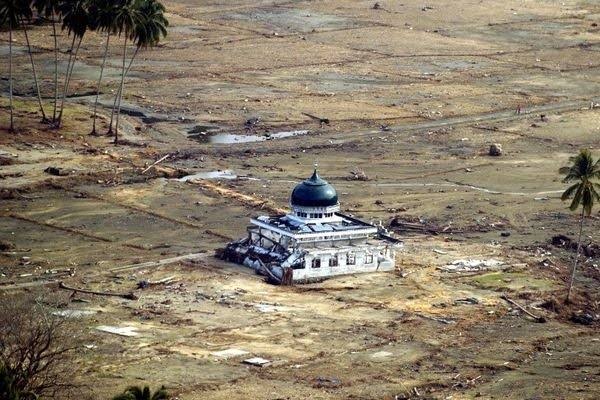 Baiturrahman Mosque during the Tsunami