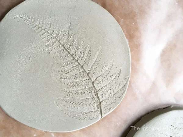 How to make easy DIY botanical coasters with air dry clay! Such a cute craft and great gift idea!