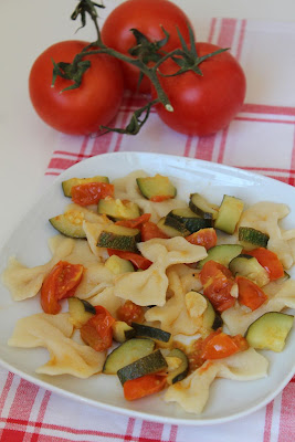 Farfalle z cukinią i pomidorami (Farfalle con le zucchine e pomodorini)