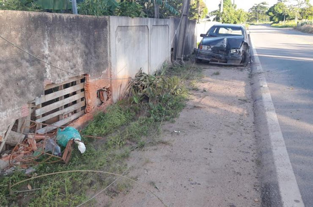 http://vnoticia.com.br/noticia/2572-carro-colidi-com-poste-em-ponto-de-cacimbas-e-rompe-rede-eletrica