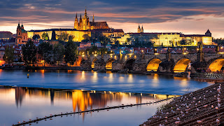 Vista noturna da Ponte Carlos e Castelo de Praga em Praga