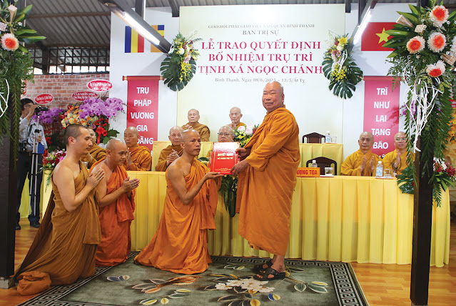 Hòa thượng Thích Giác Pháp, Phó trưởng Ban Trị sự  GHPGVN TPHCM trao quyết định bổ nhiệm trụ trì Tịnh xá  Ngọc Chánh cho Đại đức Thích Minh Phú. (Ảnh: TC)