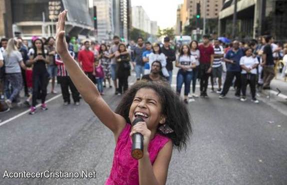 Niña predicando en las calles