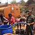 Anggota Koramil 13/Majenang Semangat Bantu Warga Pendistribusian Air Bersih
