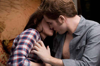 edward-bell-kissing-in-twilight-movie-pics