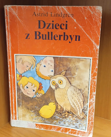 Na półce została zaprezentowana książka Astrid Lindgren pod tytułem Dzieci z Bullerbyn.