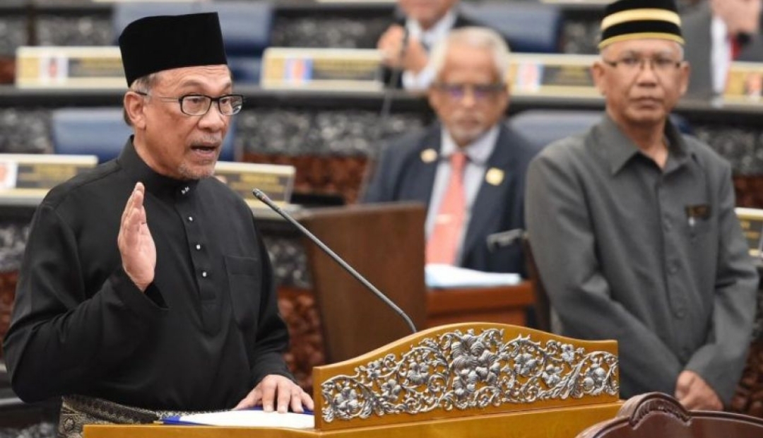 Anwar Angkat Sumpah