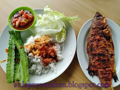 nasi campur ikan siakap bakar bersama air asam, sayur salad dan 3 biji kacang botol.