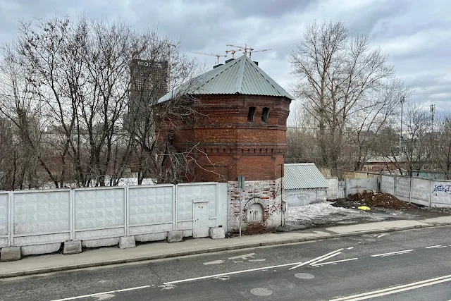 вид с Крестовского путепровода, проспект Мира, бывшая водонапорная башня