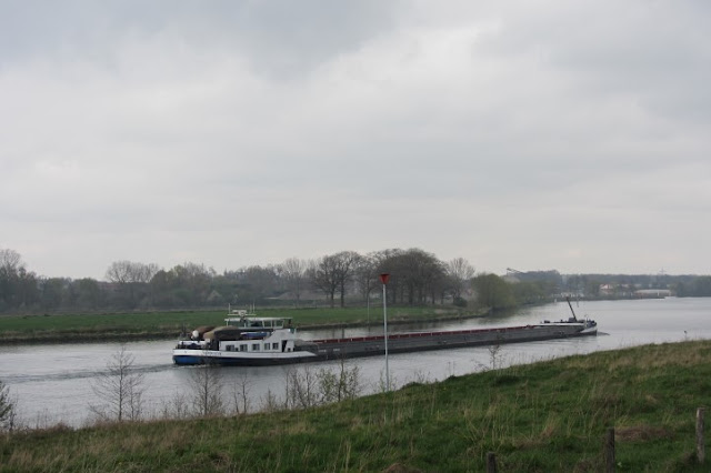 Limburg schip in de Maas