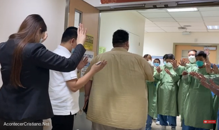 Pastor predicando en hospital de Filipinas