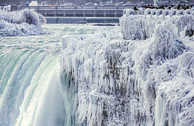 Mais uma vez, as cataratas congeladas do Niágara foram atração turística