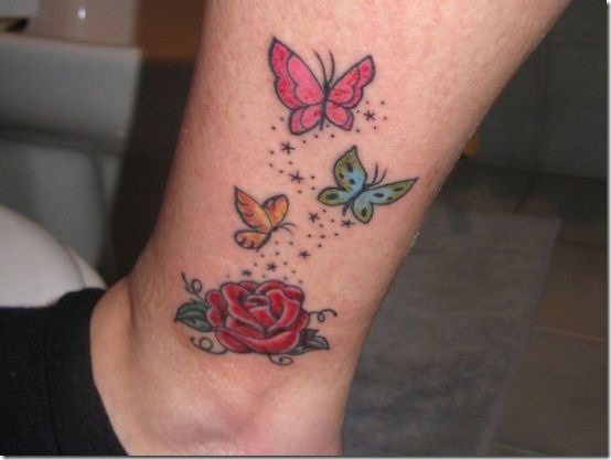 joli_papillon_de_tatouage_sur_la_jambe