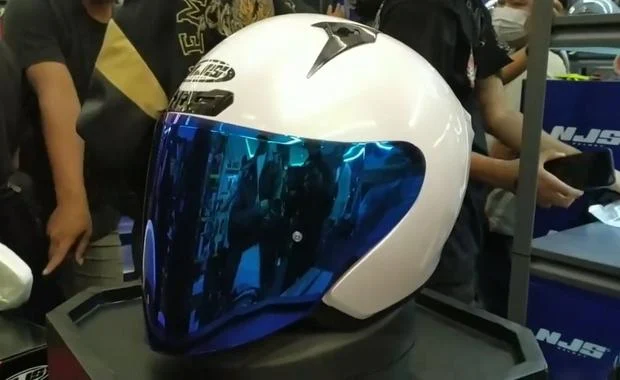 helm NJS Kronoz Putih Solid