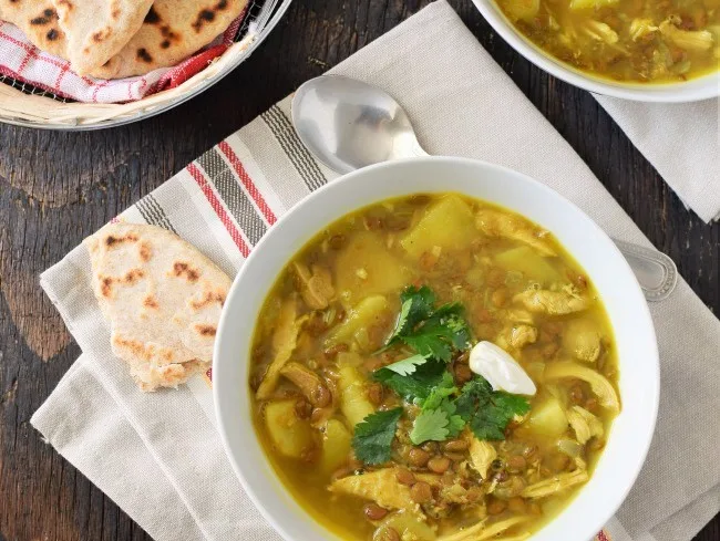 Lentejas al curry con pollo y papas especiada con curry y jengibre: un plato balanceado, económico, rendidor y con mucho sabor | www.bizcochosysancochos.com