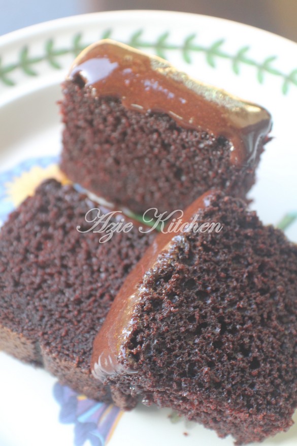 Moist Chocolate Cake Buat Cik Su - Azie Kitchen