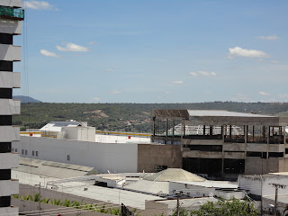 Vista do estacionamento no teto do shopping.