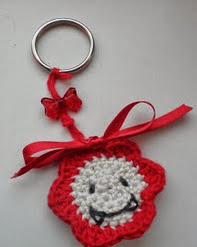 http://translate.googleusercontent.com/translate_c?depth=1&hl=es&rurl=translate.google.es&sl=en&tl=es&u=http://funandfang.blogspot.com.es/2010/04/free-flower-keychain-crochet-pattern.html&usg=ALkJrhj7H6pSjEQ6YpJwm-YLlYDYgyMSMg