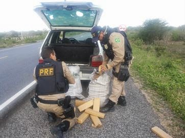 Polícia aprende 74 kg de maconha na BR 230 em Soledade-PB