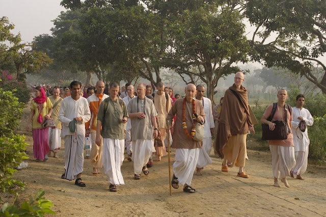 Sankarshan Das Adhikari - Devotees Relish Sublime Govardhana Parikrama