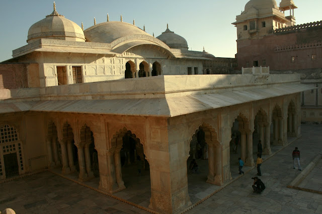 AMER PALACE: Raja Man Singh built Amer Palace in 16th Century. Rajputs made use fo Amber Fort from 16th Century up to the foundation of Jaipur in 1727 both for defense purpose as well as the residential purposes.Within its mighty walls, you will find magnificent places made from marble & precious stones, richly decorated with intricate stonemason works and paintings, which represented the royal splendor and luxury. The fort’s first courtyard is a wide expanse, dominated by two buldings- the pillared red sandstone Diwan-e-Aam(The Hall for Public Audience) and the intricately painted double-storeyed Gate. Beyond these lies a series of pillared corridors, centering around a typical Mughal Garden(Charbagh), bounded on one side by Sukh Niwas and on the other by Jas Mandir, a lovely piece of architecture: delicate mirror work, paint & carving (especially the exquisitely carved jaalis). There is one temple inside the fort & we didn’t saw it from inside due a long queue of tourists.