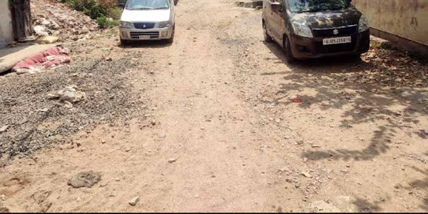 झाबुआ के वार्ड क्र. 17 लक्ष्मीनगर कॉलोनी में 3-4 गलियों में कच्ची सड़कों के कारण रहवासियों और वाहन चालकों को परेशानियों का करना पड़ रहा सामना, पिछले कई वर्षो से झेल रहे दंश