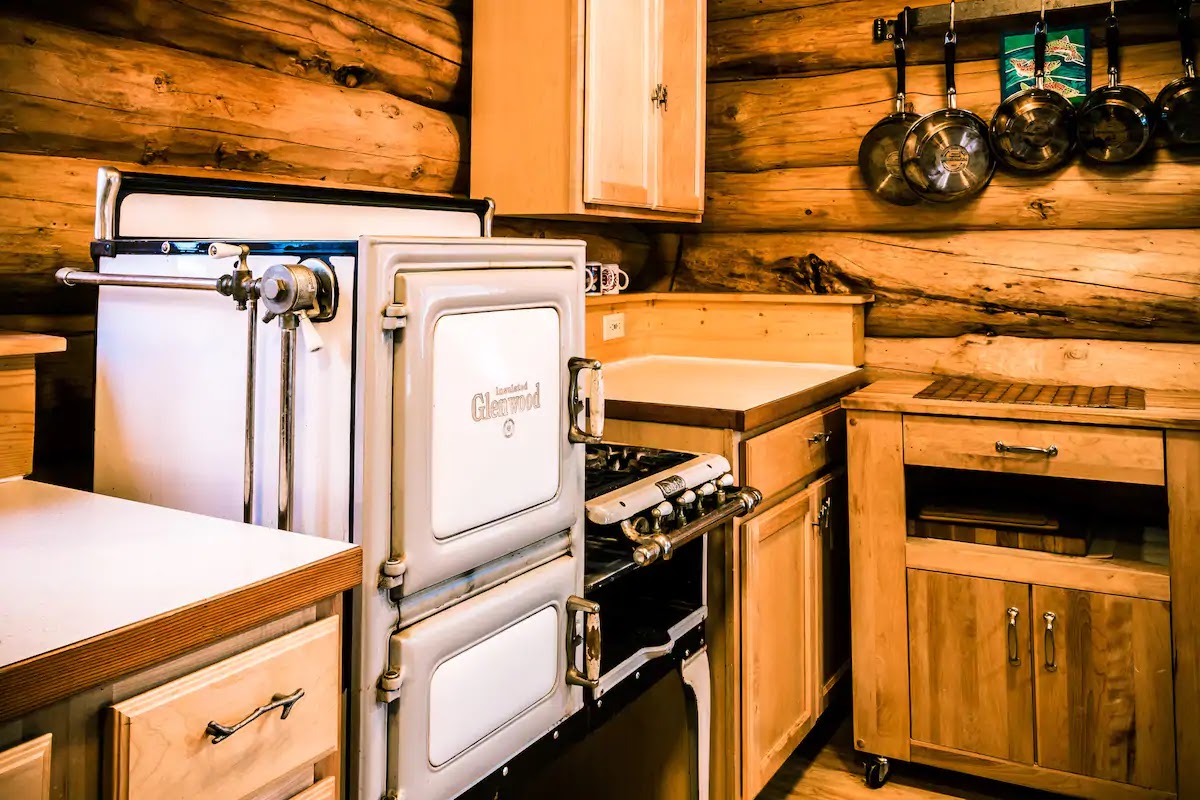 cozy-log-cabin-is-available-for-rent-on-airbnb-with-dining-kitchen