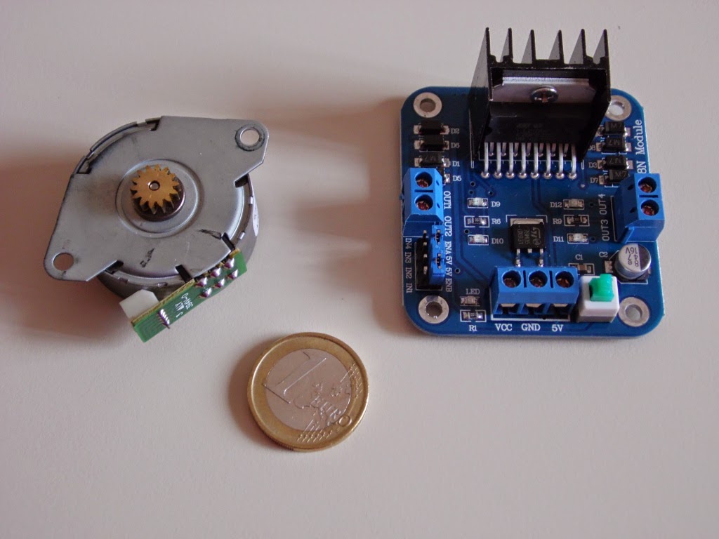 stepper motor controller, stepper motor and 1 euro - foto Paolo Luongo