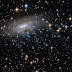 Astrônomos descobrem uma galáxia de águas-vivas com 'tentáculos'  no espaço profundo.