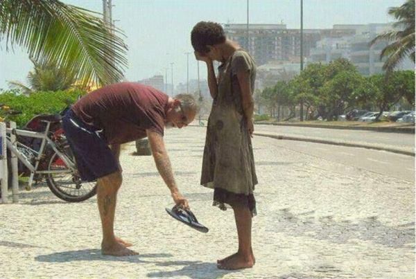 Picture of a man giving his shoes homeless in Rio de Janeiro. The girl began to cry.