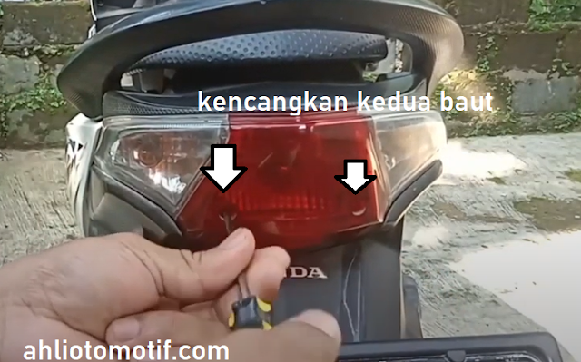 Cara mengganti bola lampu beat bagian belakang/lampu rem dengan benar