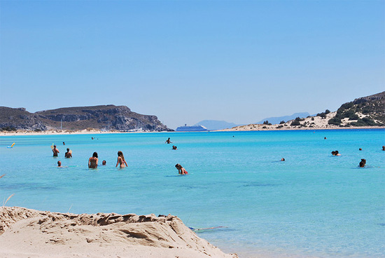 Wunderschöner Strand auf der griechischen Halbinsel Peloponnes