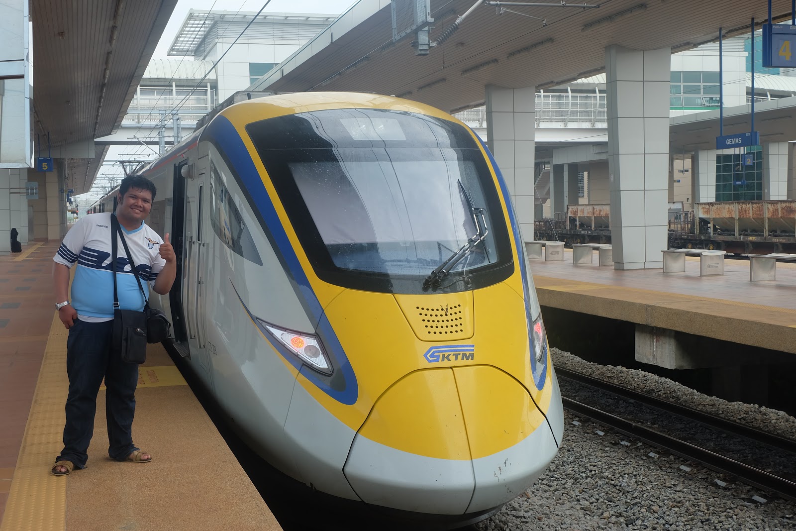 Menikmati Kereta Api ETS (Electric Train Service) di Malaysia